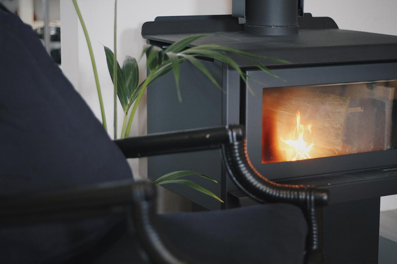 Hugo & Carters Backpackers & Motel Tauranga Ngoại thất bức ảnh A wood stove