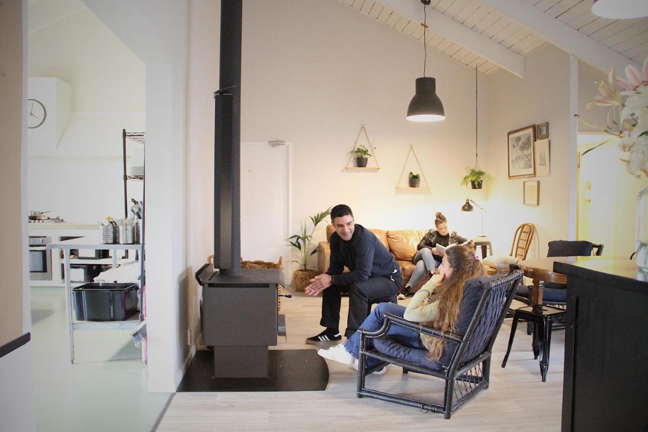Hugo & Carters Backpackers & Motel Tauranga Ngoại thất bức ảnh A wood burning stove in a home
