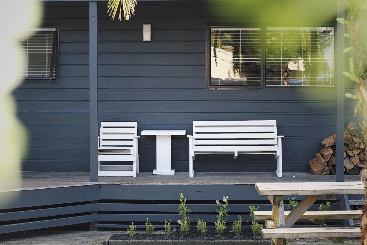 Hugo & Carters Backpackers & Motel Tauranga Ngoại thất bức ảnh A modern bench
