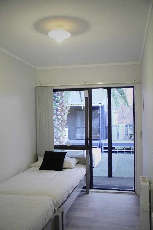 Hugo & Carters Backpackers & Motel Tauranga Ngoại thất bức ảnh A sliding door