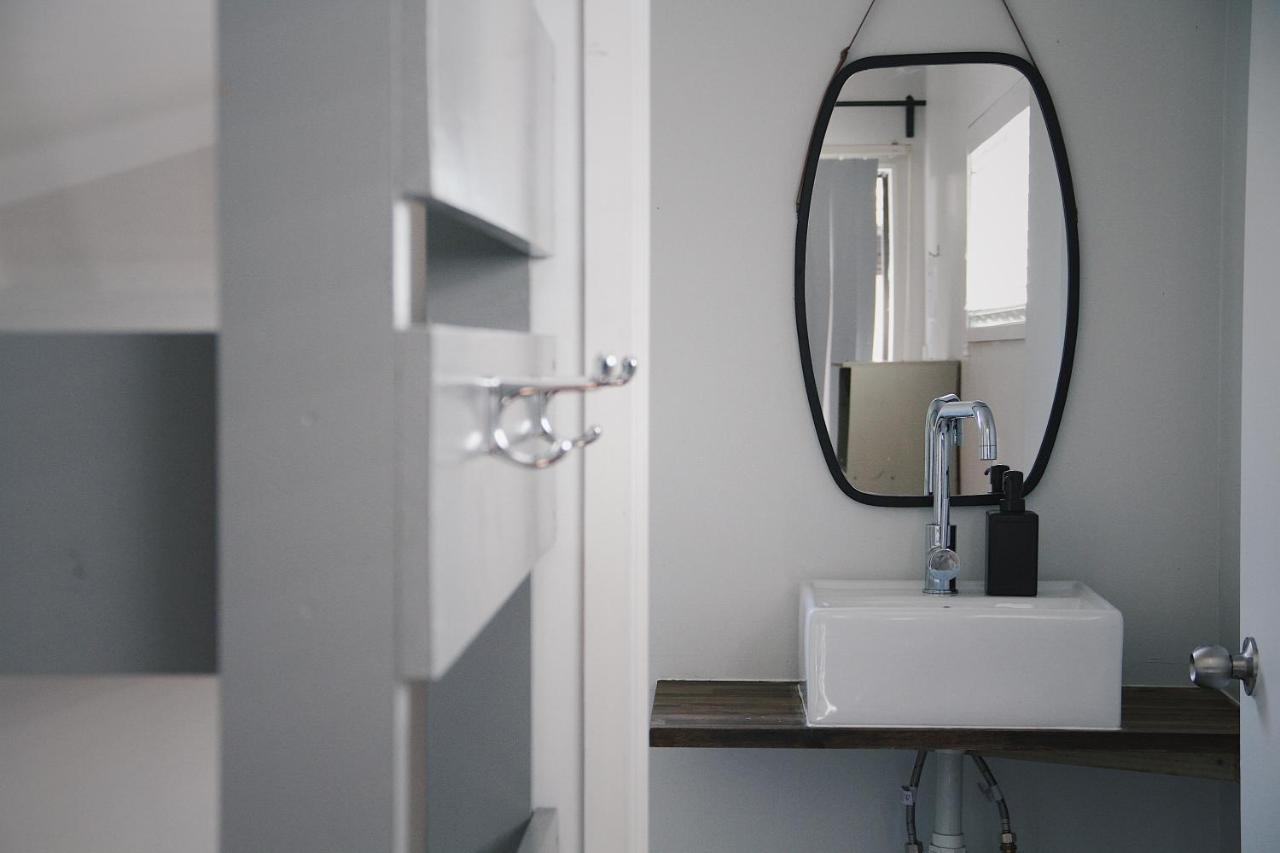 Hugo & Carters Backpackers & Motel Tauranga Ngoại thất bức ảnh Bathroom