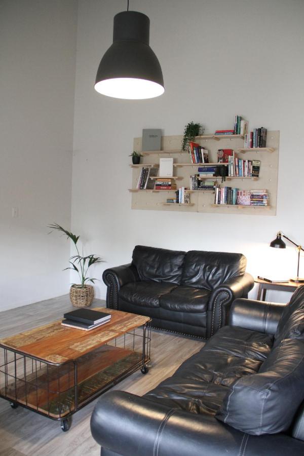Hugo & Carters Backpackers & Motel Tauranga Ngoại thất bức ảnh A living room with a leather sofa