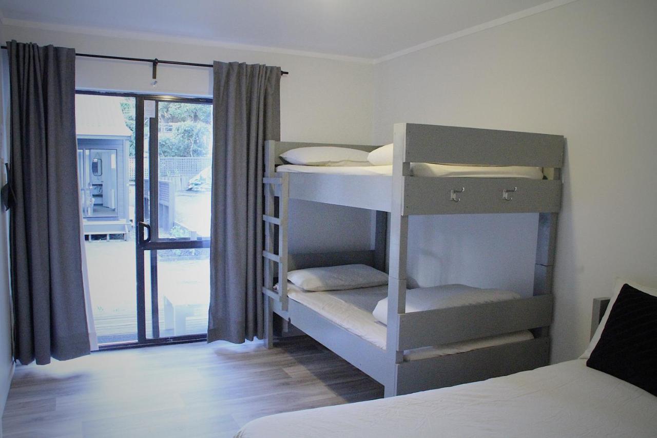 Hugo & Carters Backpackers & Motel Tauranga Ngoại thất bức ảnh A bunk bed in a hotel room