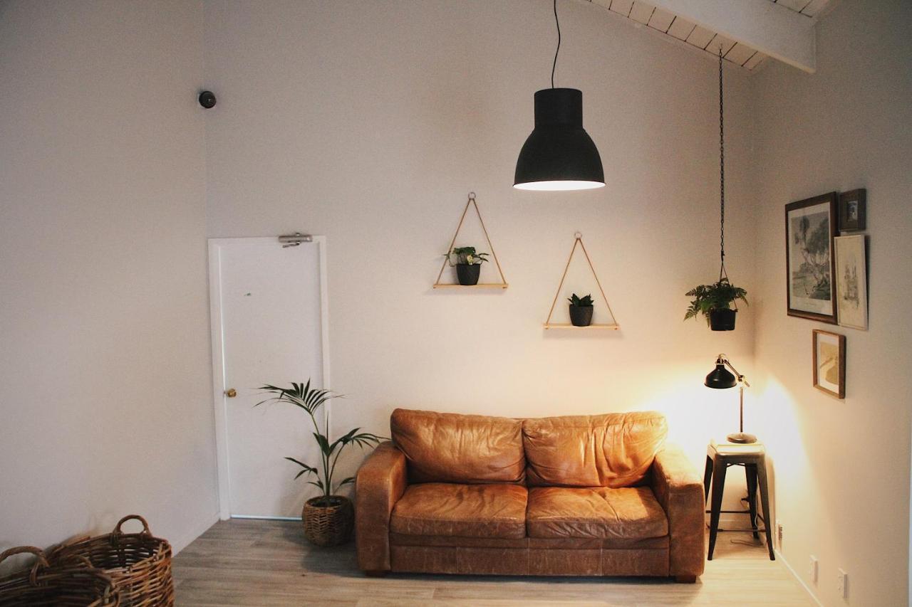 Hugo & Carters Backpackers & Motel Tauranga Ngoại thất bức ảnh A living room with a leather sofa