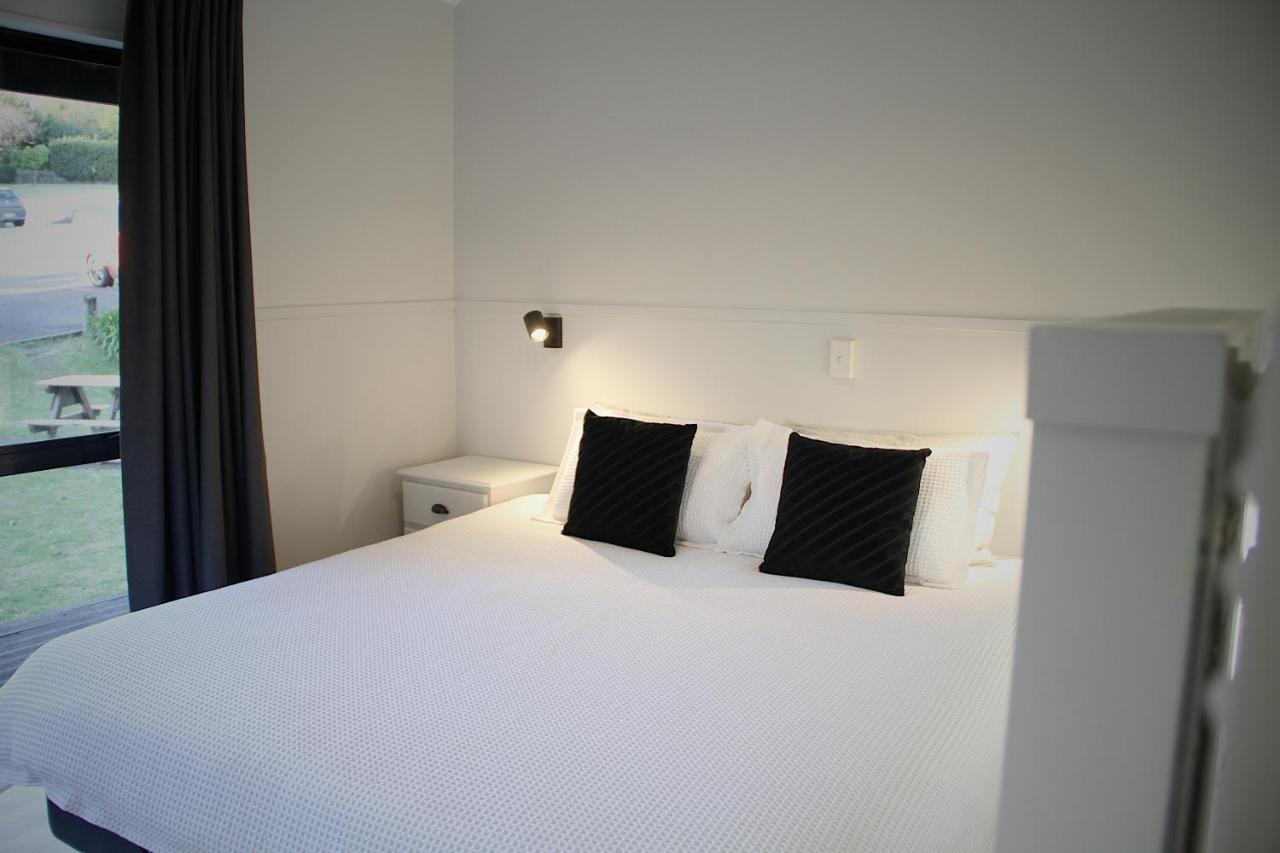 Hugo & Carters Backpackers & Motel Tauranga Ngoại thất bức ảnh A bedroom at the hotel