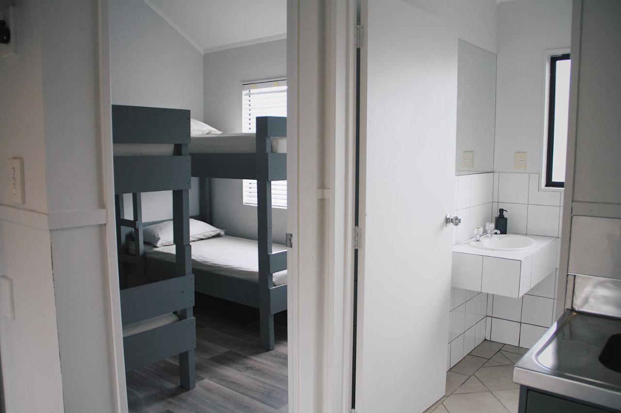 Hugo & Carters Backpackers & Motel Tauranga Ngoại thất bức ảnh A bunk room at a hostel