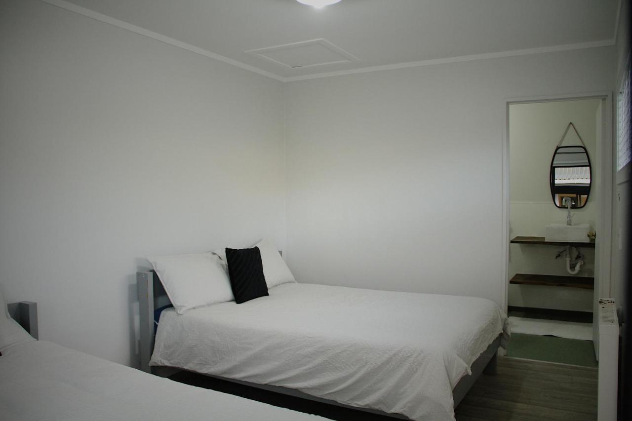 Hugo & Carters Backpackers & Motel Tauranga Ngoại thất bức ảnh A bedroom